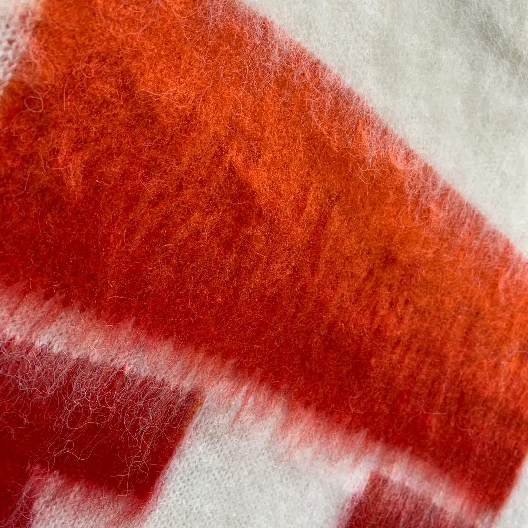 New top tested version OFFWHITE (OW) gradient mohair striped arrow sweater hoodie gradient rendering arrow couple sweater Mohair (English Mohair; Turkish: MUKHYAR) refers to the coat of Angora goats, also known as Angora goat hair. The name comes from Turkish, meaning "the best hair". It has good elasticity, pressure resistance and special luster. It is an excellent raw material for making plush fabrics and one of the most advanced animal textile fiber raw materials in the world market. Mohair has a shape similar to long wool. The fiber surface is smooth, strong luster, high strength, good elasticity, less curl, and easy to wash. Mohair can be used in jacquard blankets, long-haired coats and high-gloss wool fabrics. Mohair sweaters from ow are released every year🛒 The same style and ever-changing colors. There is really no girl who doesn’t love it. It is super suitable for wearing under a down jacket in winter without being bulky! If the lower body is missing, their favorite os version🙋🏻‍♀️ intuitively adds natural softness and fairy beauty effect, which is the best choice! The upper body is lightweight and does not weigh down the body while keeping warm. The sleeves and the gradient arrow parts on the back are repeatedly patterned until the gradient level is satisfied before large-scale products are released. The craftsmanship is extremely demanding. Each sweater is woolen at least ten times to give it a plush, thick feel and good fluffiness! ✅ Fabric composition: 50% mohair 32 spandex 18% wool, three-level anti-pilling Color: black and white gradient Sizes Mohair is lighter and softer, so be careful not to machine wash it, not machine washable! ! emphasize! !  ⚠️Hand wash with warm water and cold water P:440
